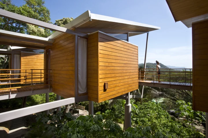 Casa Flotanta is located in Playa Santa Teresa, Costa Rica (Photo: Benjamin Garcia Saxe Architecture)