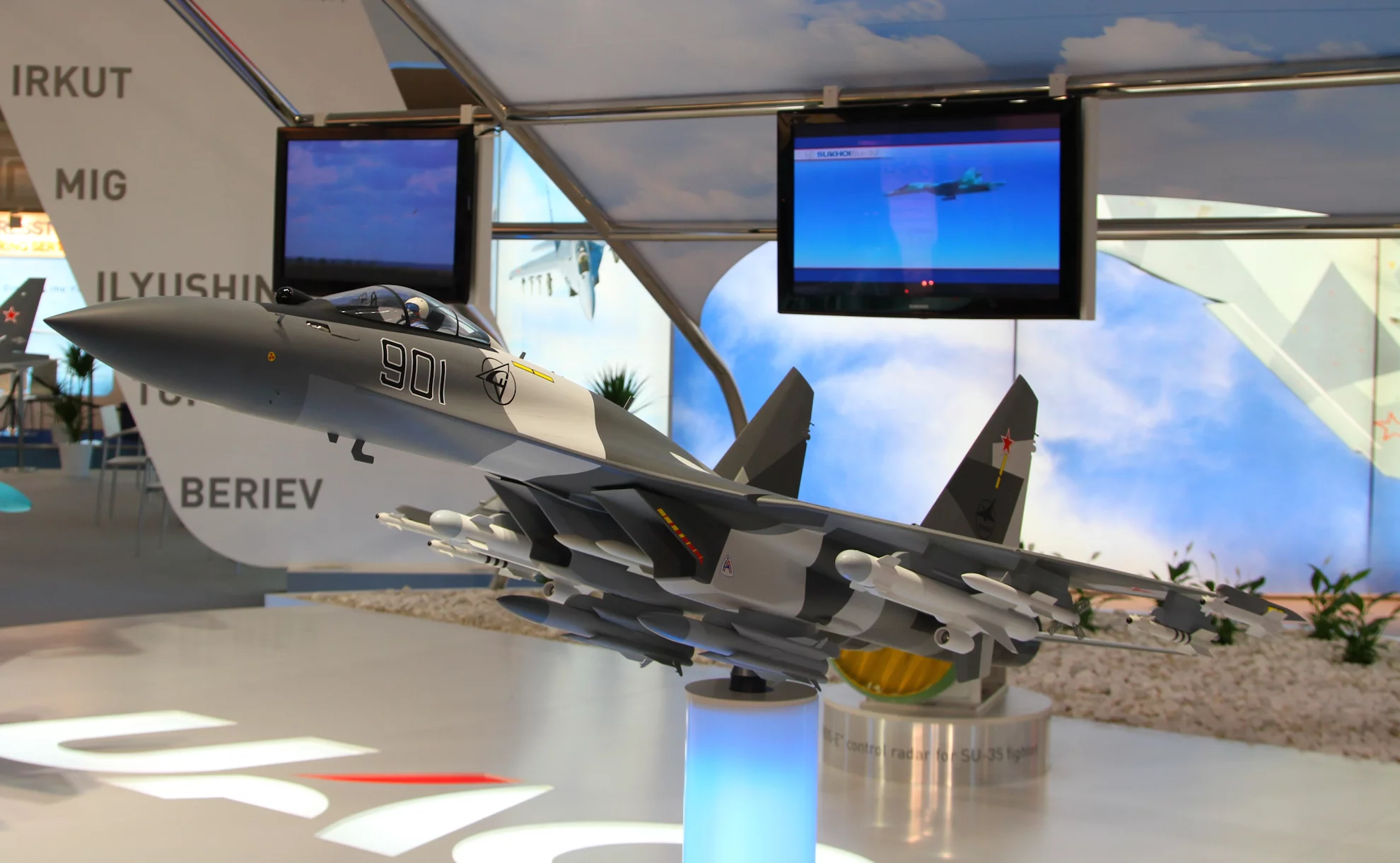 A model of the Sukhoi Su-35 on display (Photo: Gizmag)