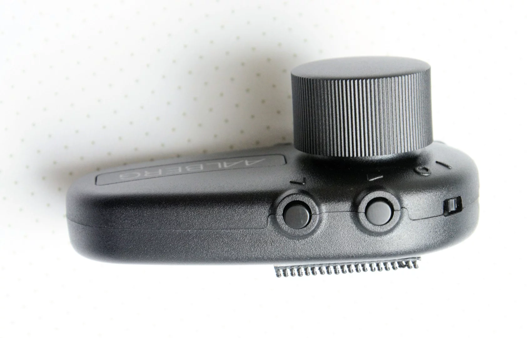 Wirelessly scrolling through parameters on a paired effects pedal is undertaken using forward and back button to the top of the Aero controller