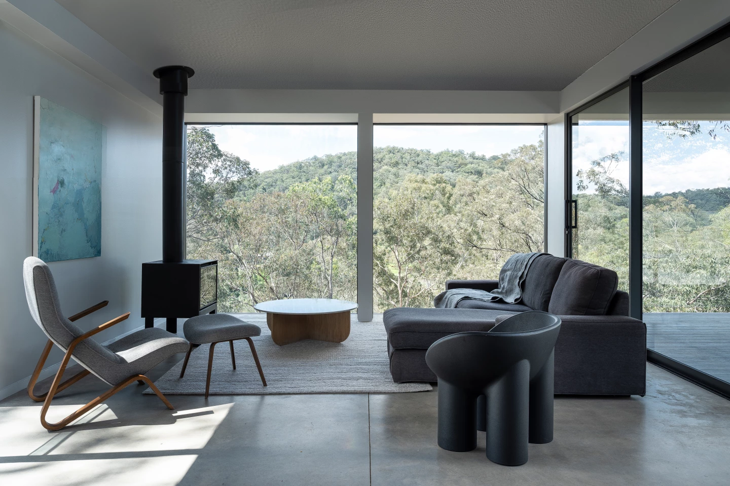 Colo Crossings' generous glazing has been carefully situated to frame the view but not unduly heat the interior