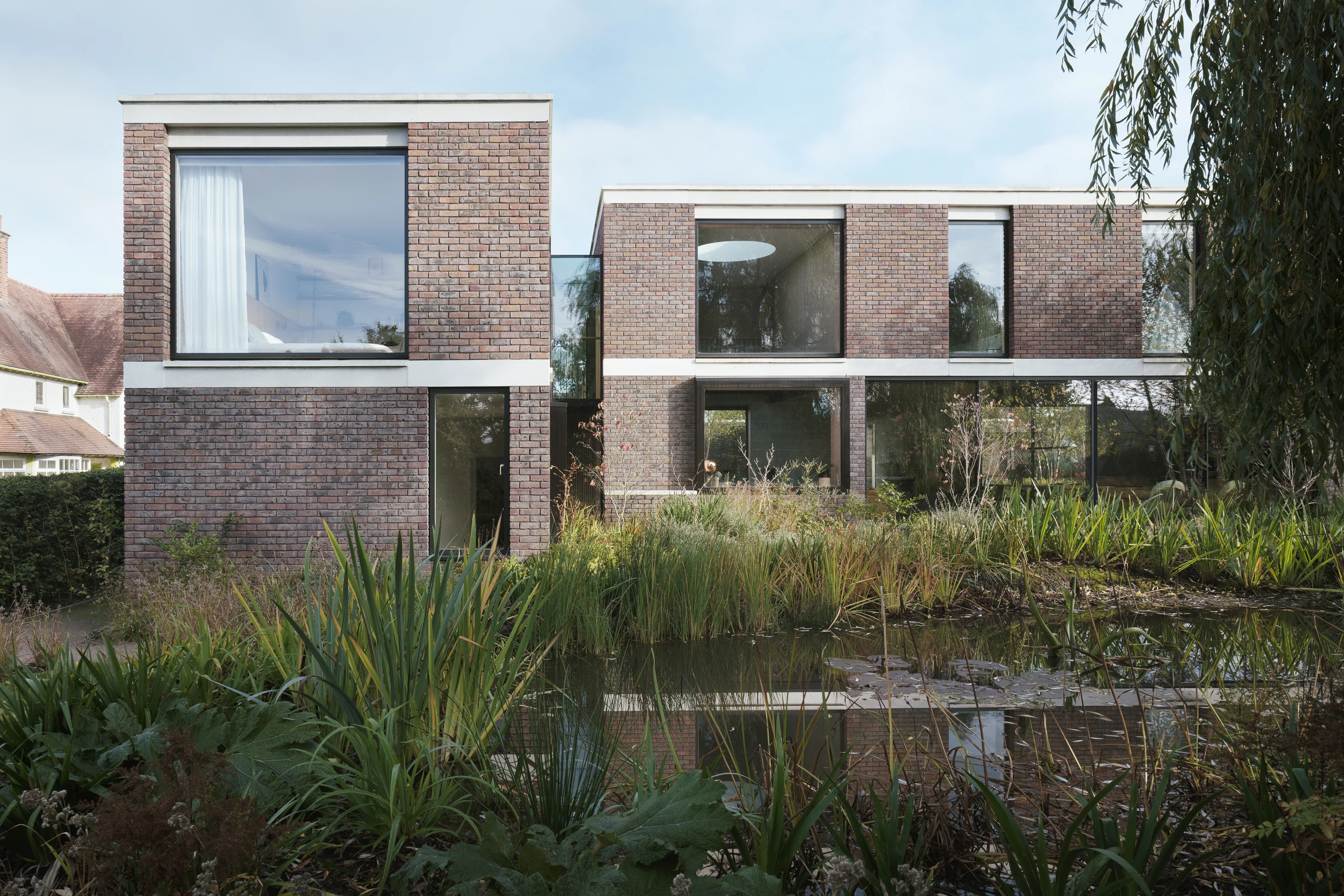 Derwent Valley Villa was designed by Blee Halligan and is located in Derbyshire. The residence is carefully arranged to frame the attractive landscape that surrounds it