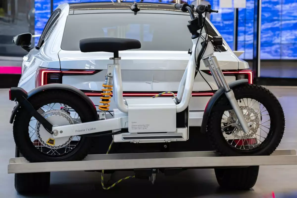 Polestar and Cake team up to hitch the Makka to the Polestar 2 and allow it to charge on the ride