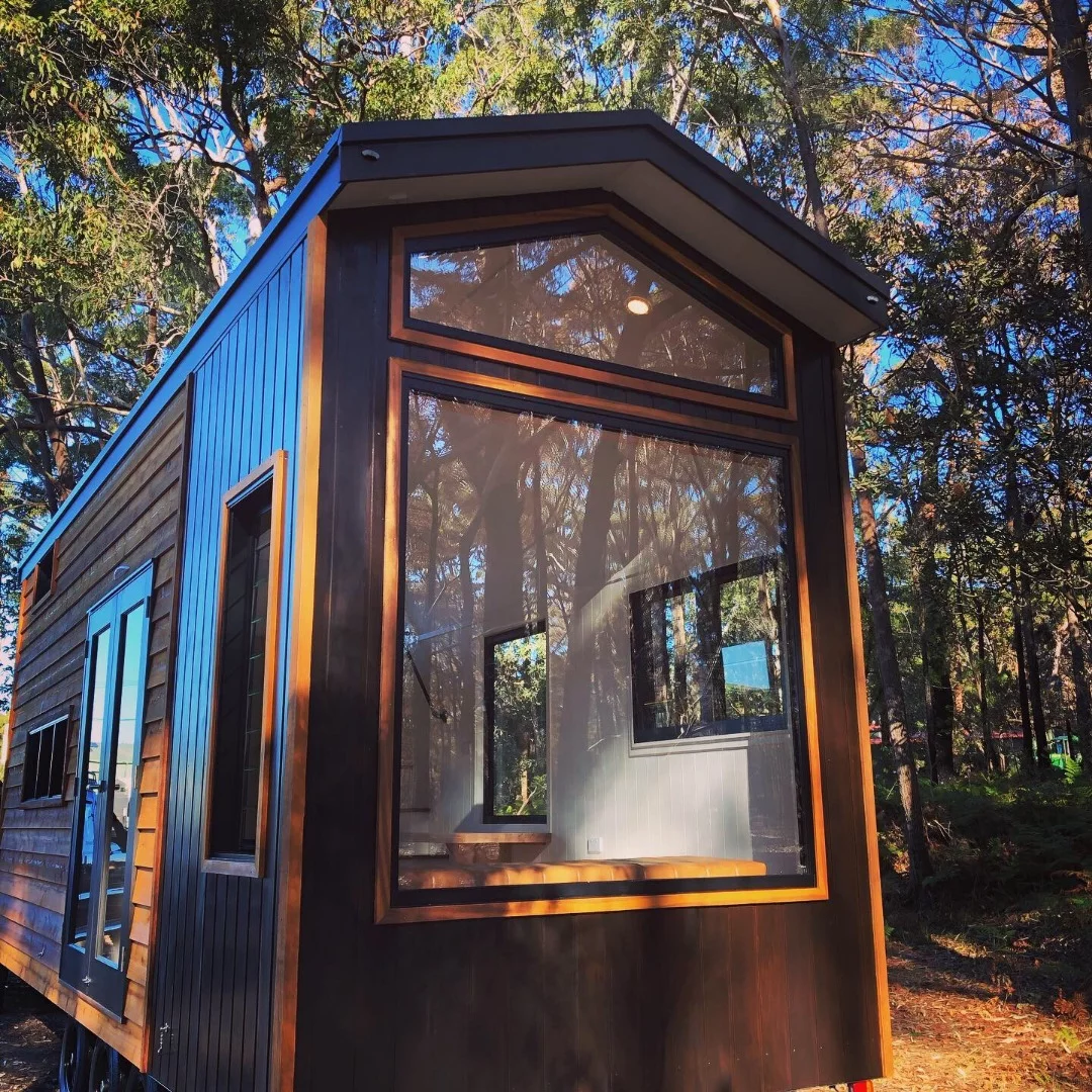 Australian tiny house builders Designer Eco Tiny Homes has recently finished a stunning tiny house on wheels that boasts a unique window feature wall