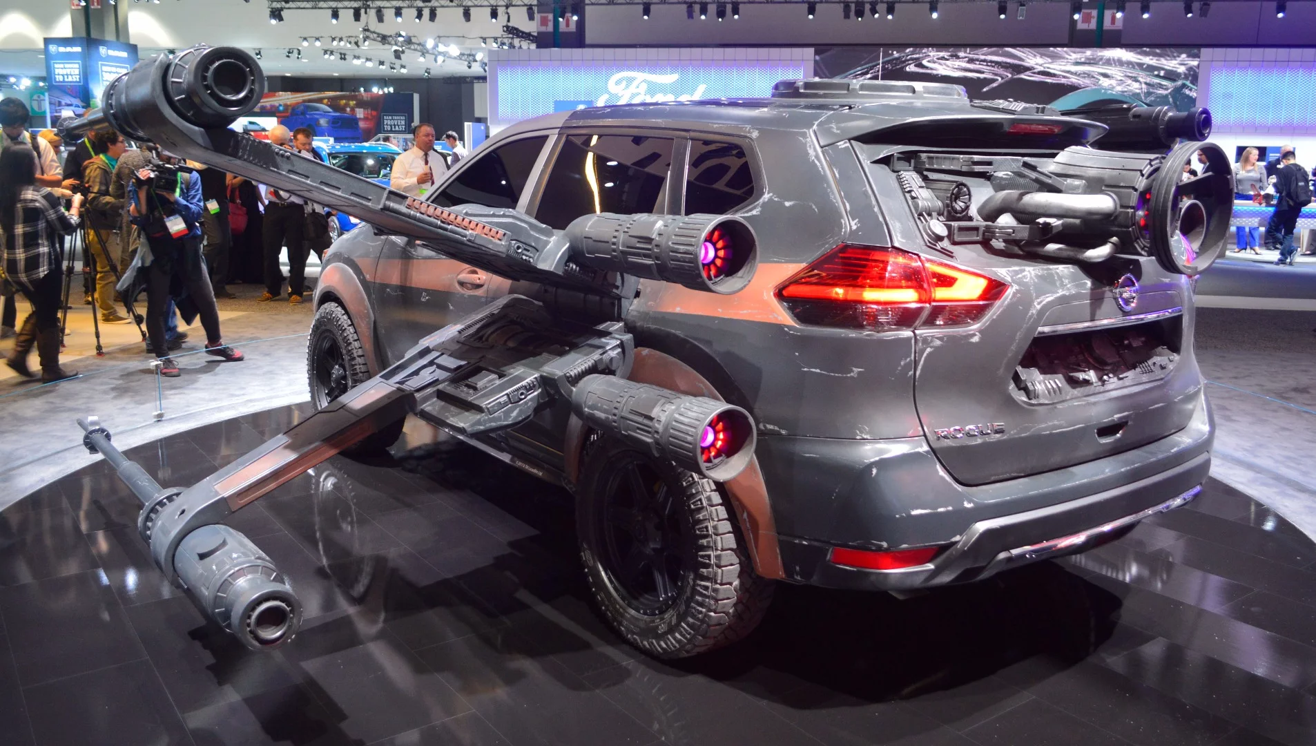 Nissan Rogue Poe X-Wing at the LA Auto show