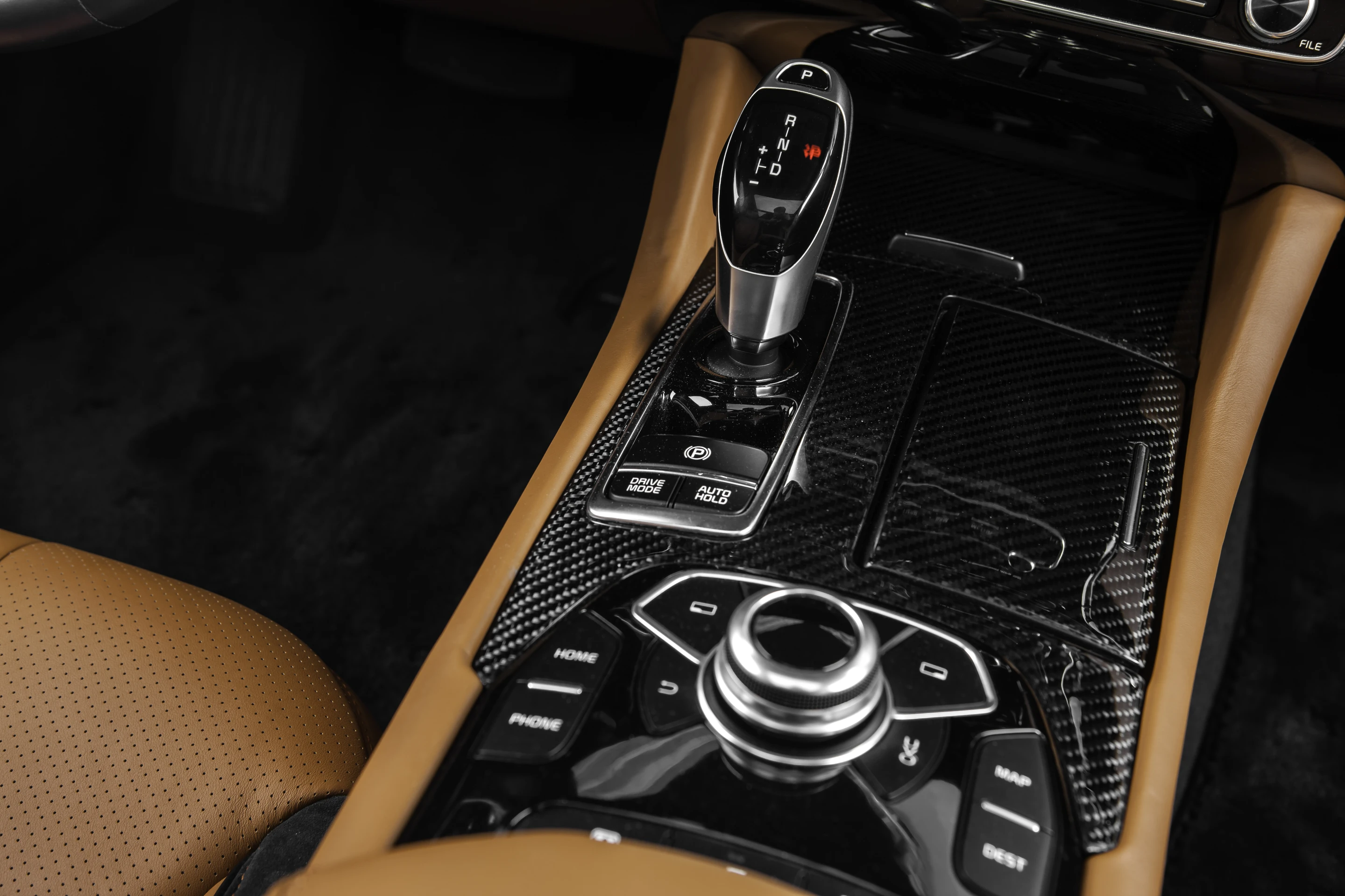 Kia's infotainment system carries over from the standard K900 for front passengers