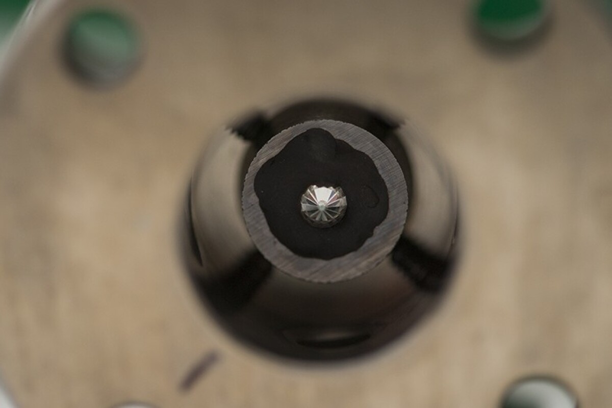 The diamond cell anvil used to create the lonsdaleite