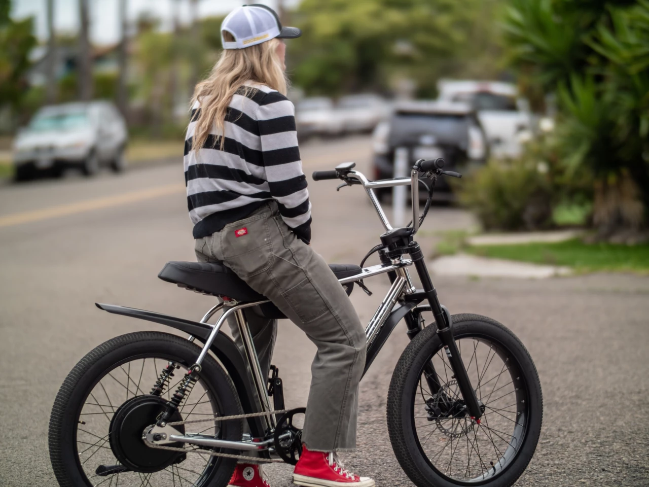 The Ultra Flex 1200 is built around a BMX-style chromoly steel frame with long moto seat and high handlebars