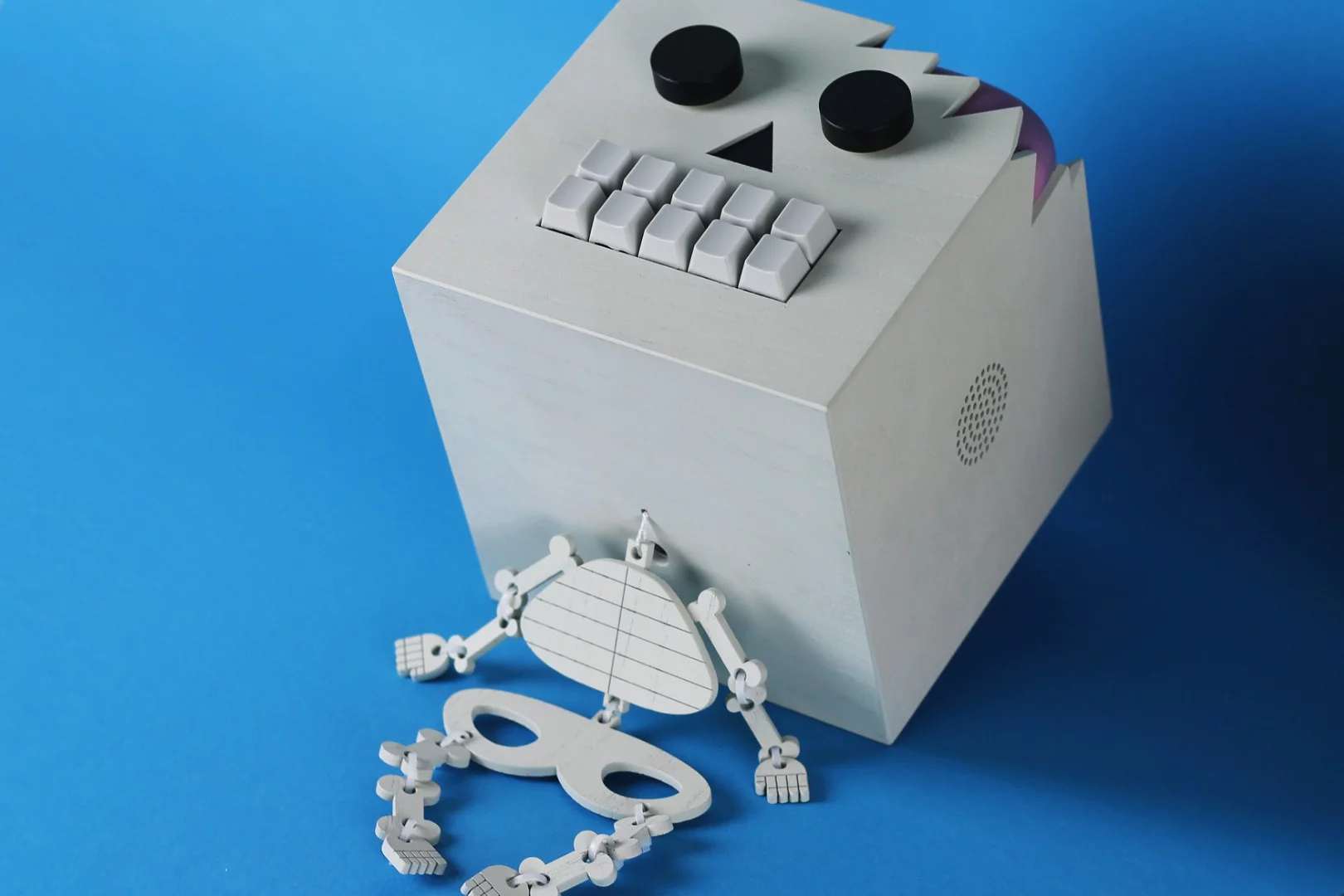 Inside Mr Typo's huge wooden head is a Raspberry Pi mini computer that takes care of rearranging any pre-loaded text file, while an Axoloti Core computer gets the job of voice modulation