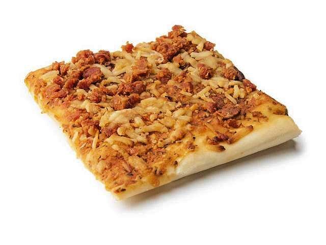 A sample of the new MRE pepperoni pizza (Photo: US Army)