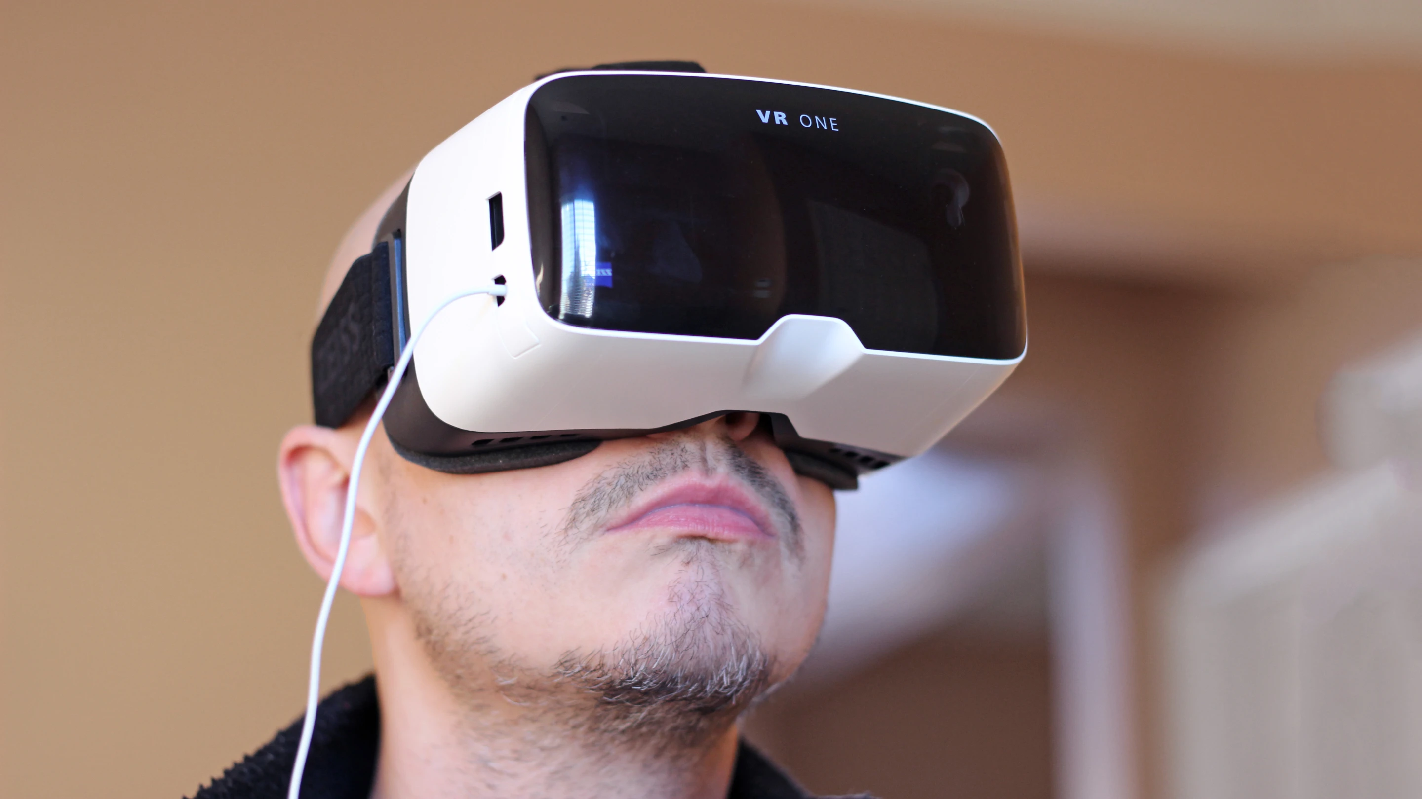 Gizmag reviews the Zeiss VR One, a virtual reality headset with a slide-out tray for the iPhone 6 (Photo: Will Shanklin/Gizmag.com)
