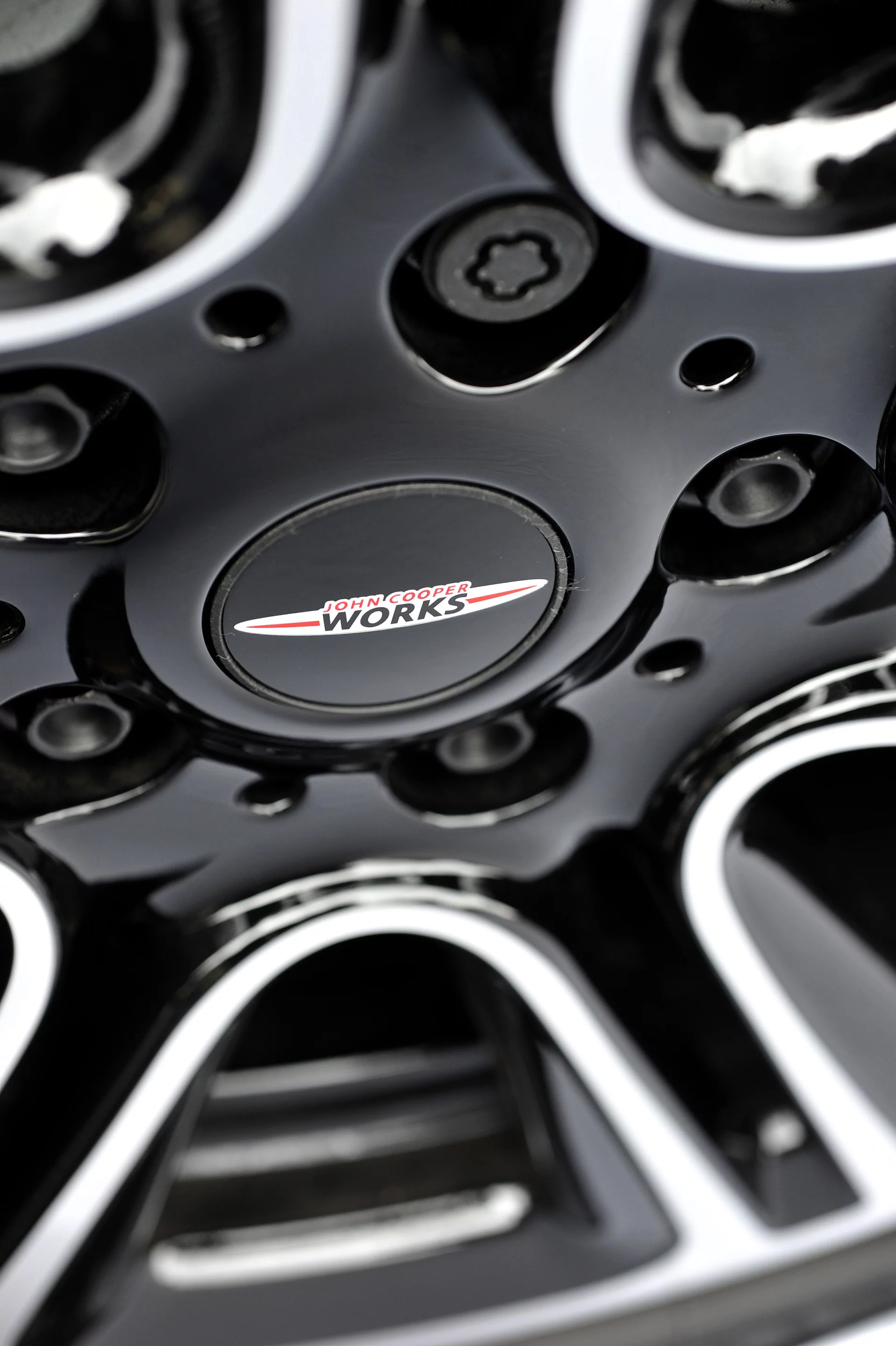 Light alloy wheels are standard (Image: BMW)