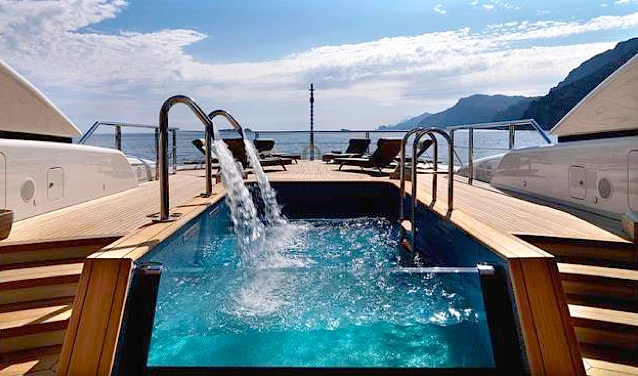 Flying bridge pool, M/Y Numptia