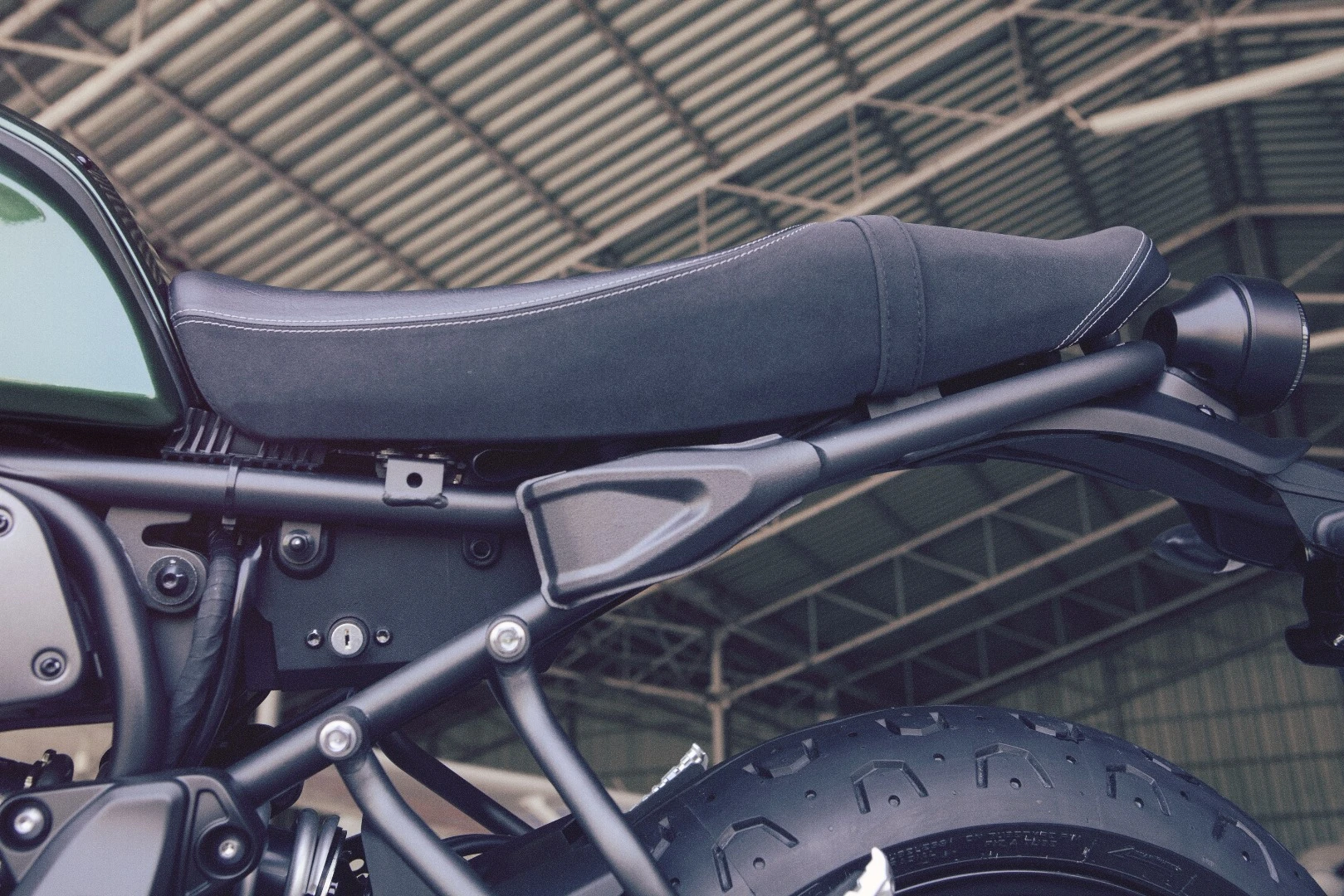 The Yamaha SXR700 features a two-texture leather vintage style seat unit