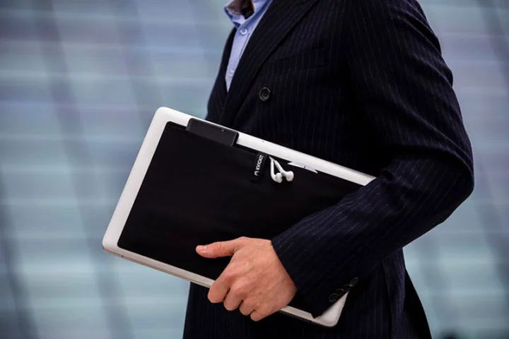 KVICKIT is the world's first stick-on, on-the-go laptop organizer