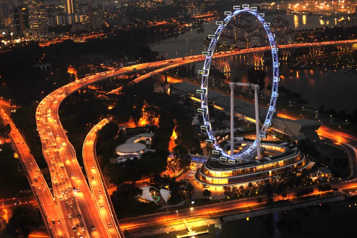 The 541-ft Singapore Flyer could be usurped by a new ferris wheel under consideration for Staten Island, New York (Photo: joyfull/Shutterstock)