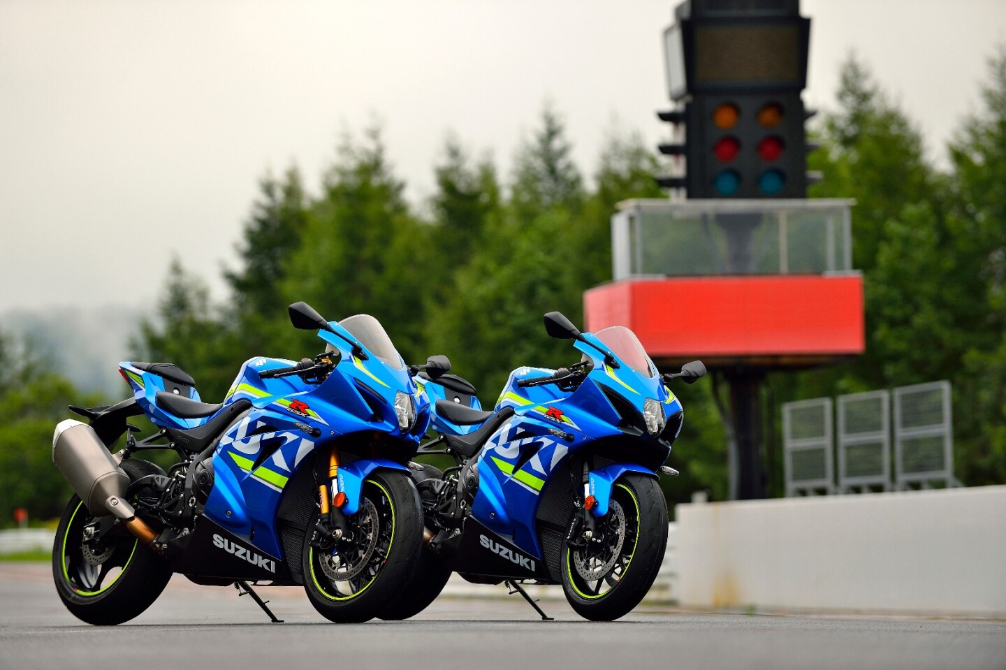 The 2017 Suzuki GSX-R1000 on the right, and the GSX-R1000R on the left. The only visible giveaway from this angle is the different forks