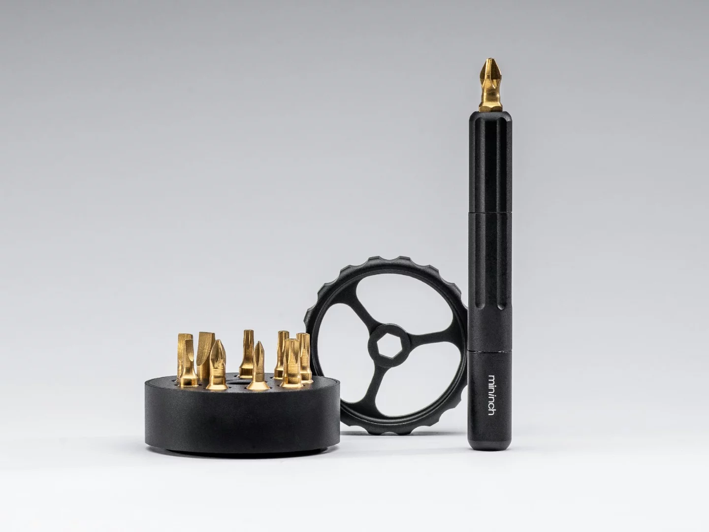 The Spinner Drive package consists of a pen-shaped aluminum drive unit, an aluminum torque wheel, and an assortment of bits that are kept in a revolver-cartridge-like aluminum/ABS storage unit