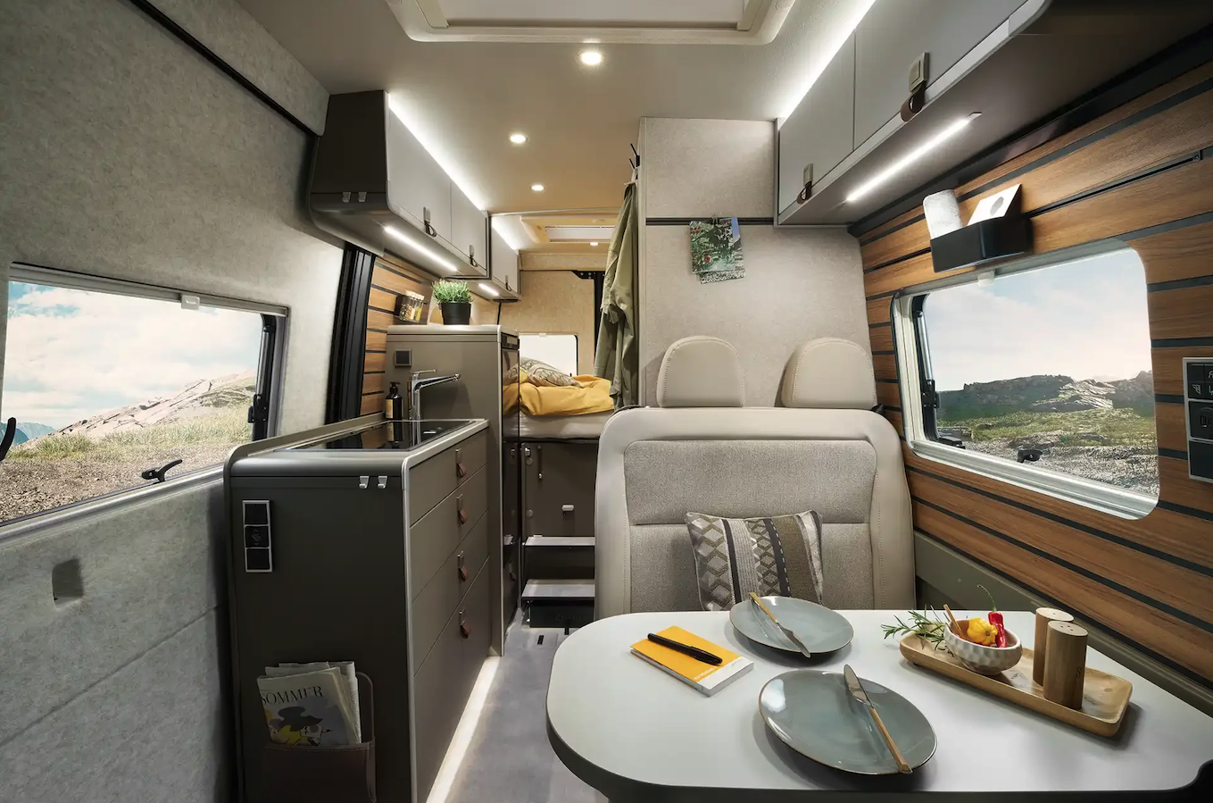 Hymer Grand Canyon S Xperience in "Ivy Green" – the gray felt doesn't work so well as the van's one and only interior wall trim, in our opinion, but it plays nicely as a soft-touch contrast to the warm, rustic wood-style paneling