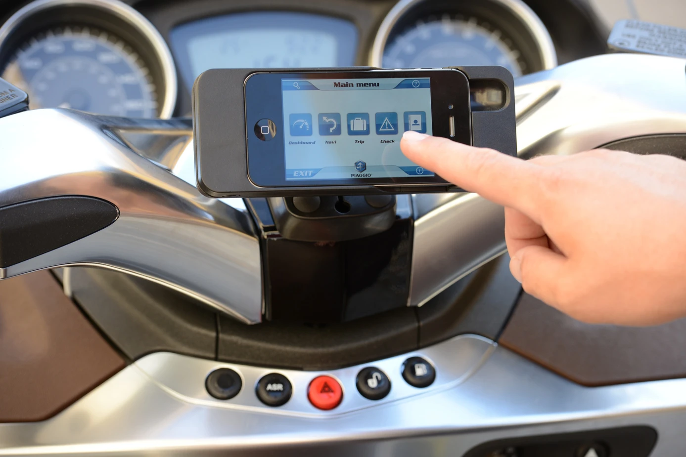 Piaggio introduced in 2015 the Multimedia Platform, which is available for several models, including some Piaggio and Vespa scooters