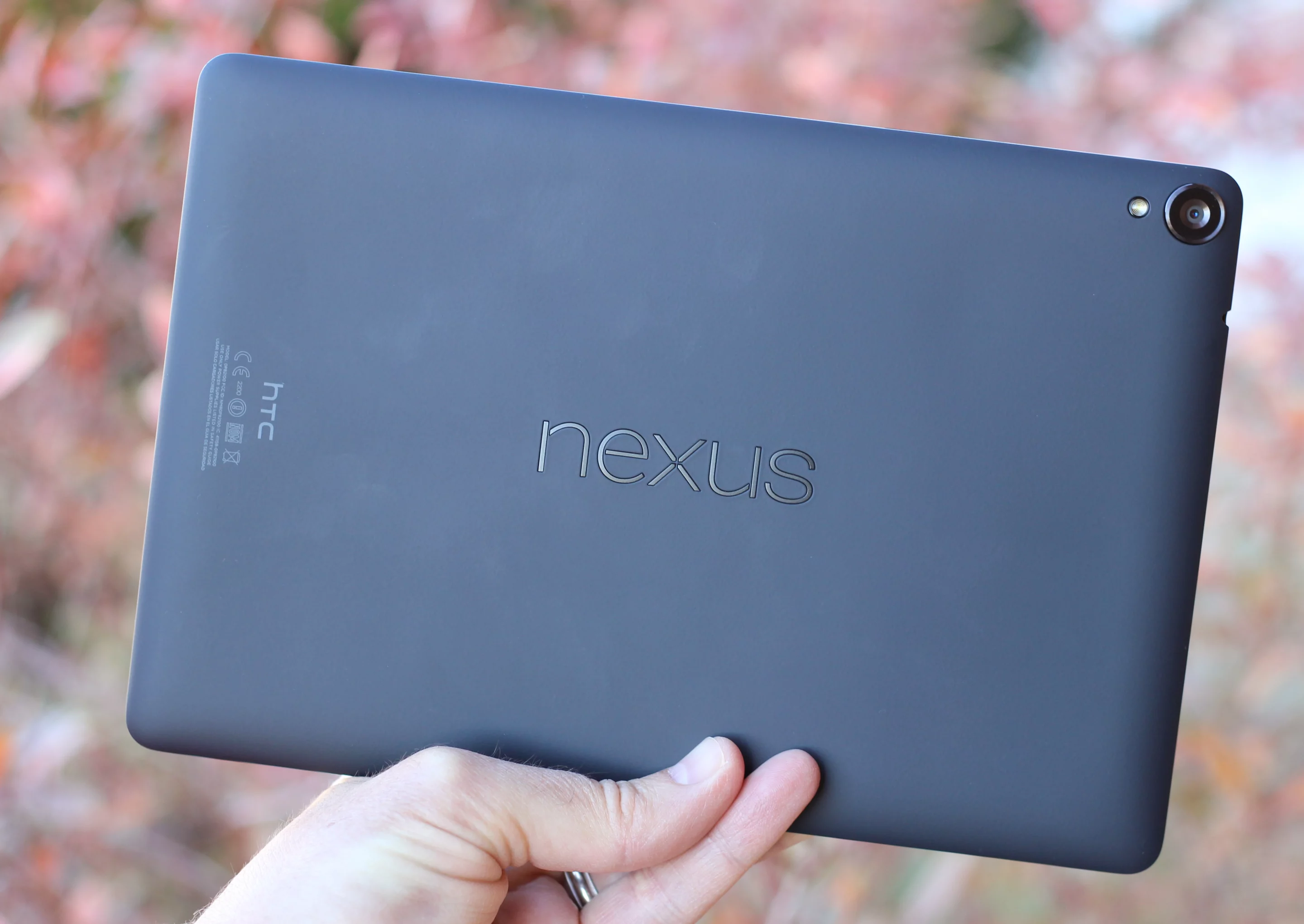 The Nexus 9 isn't the lightest tablet, but is still pretty light at 425 g (15 oz) (Photo: Will Shanklin/Gizmag.com)