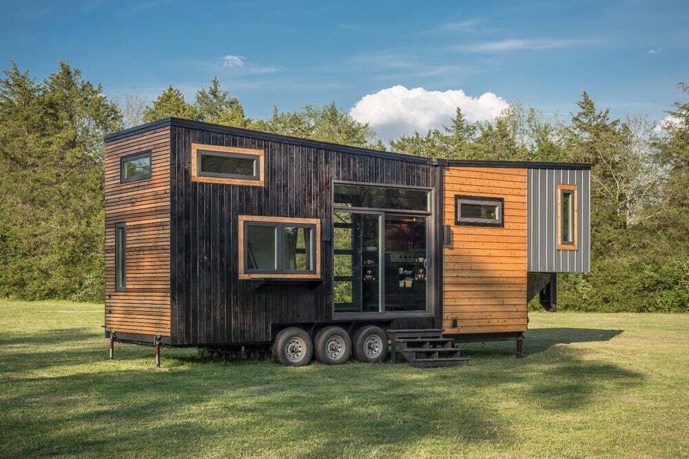The Escher is based on a 33 ft (10 m)-long triple-axle trailer