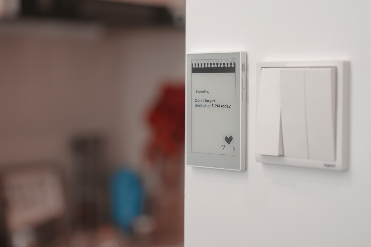 Sticky ePaper pad makes voice notes visible