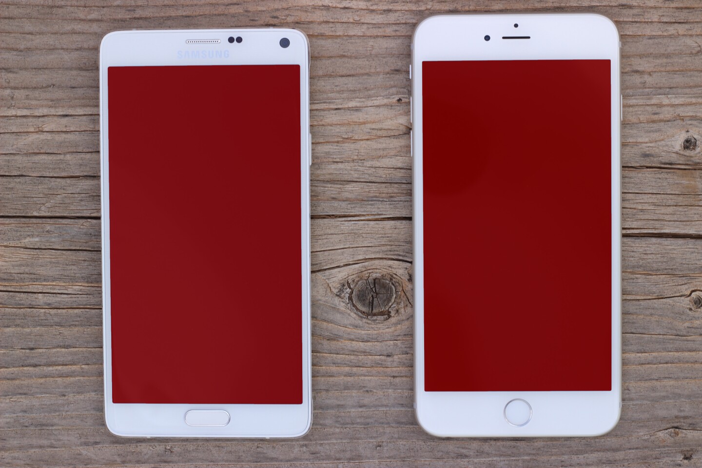 Both screens are huge, but the Note 4's (left) is 7 percent bigger screen (Photo: Will Shanklin/Gizmag.com)
