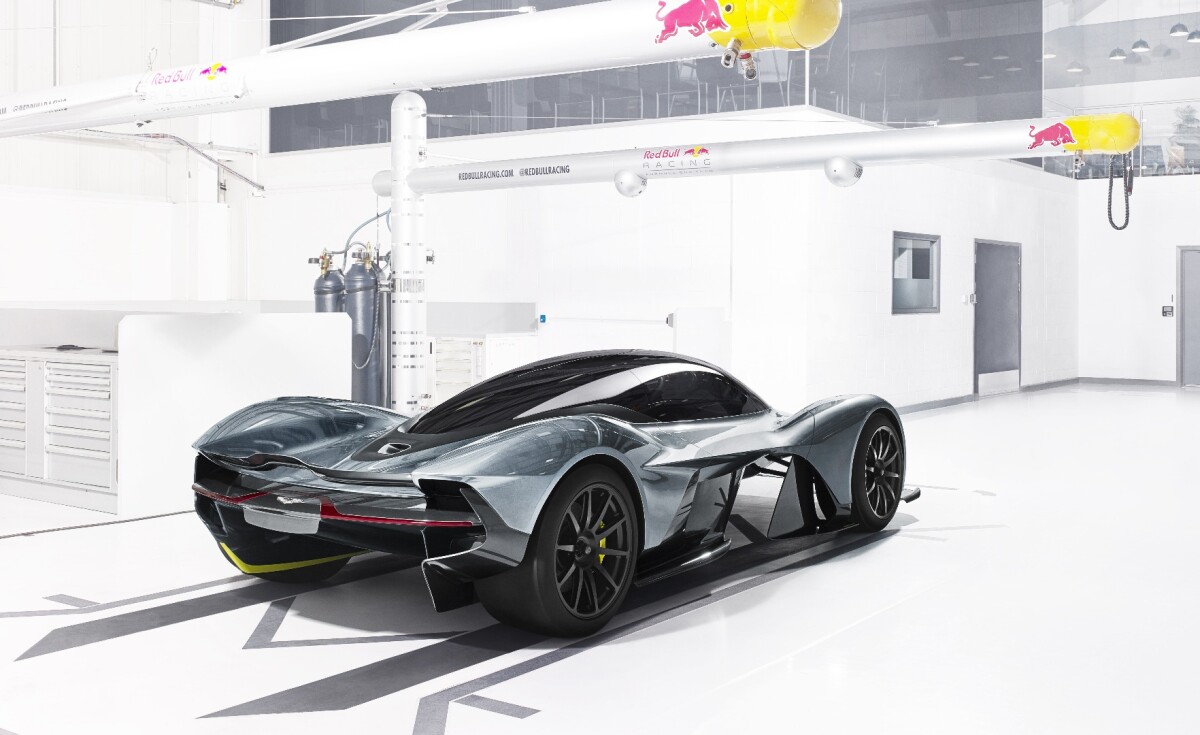 The rear spoiler and valance is the closest thing to ugly aero elements on the surface of the body