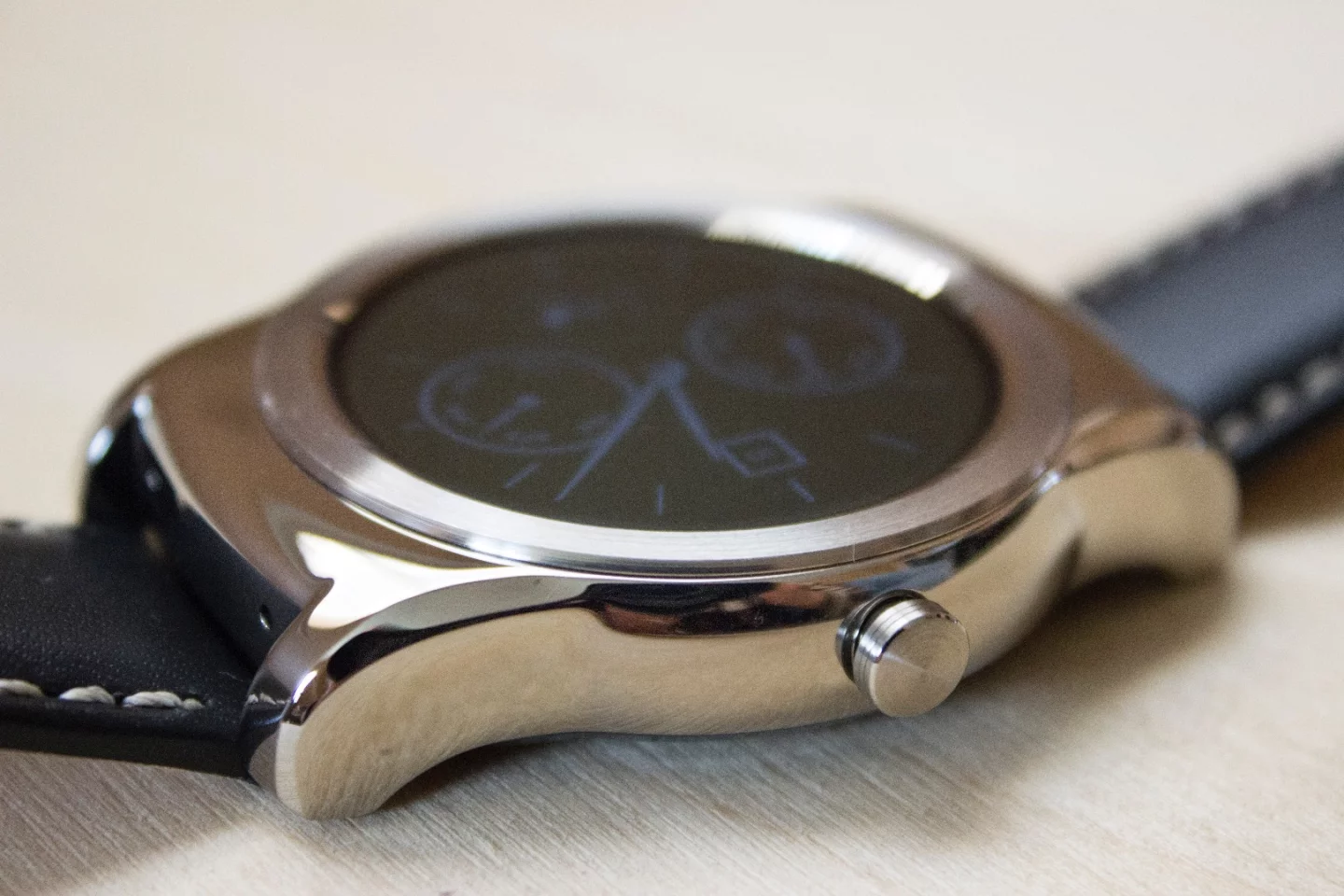 Unlike the Apple Watch, the Watch Urbane's crown is just a button, and doesn't wind (Photo: Will Shanklin/Gizmag.com)
