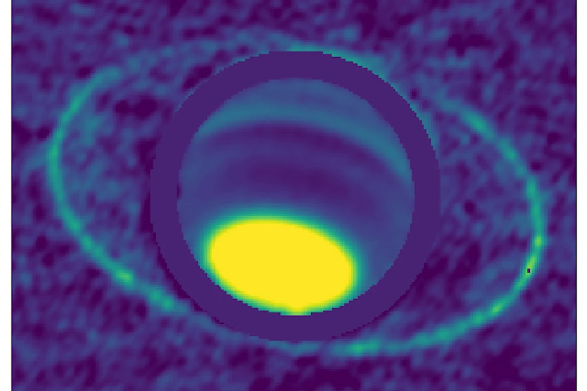 Thermal images taken of Uranus, showing the planet's rings clearly