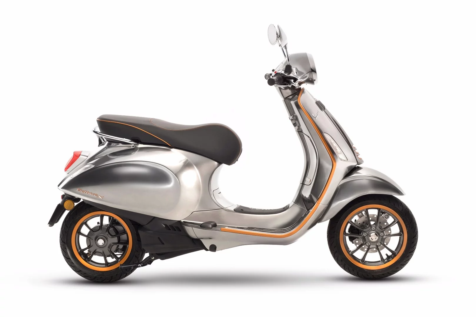 After peeling back the curtain on an electrified version of its iconic Vespa at EICMA last year, Piaggo has now revealed a few key specs ahead of the 2017 event