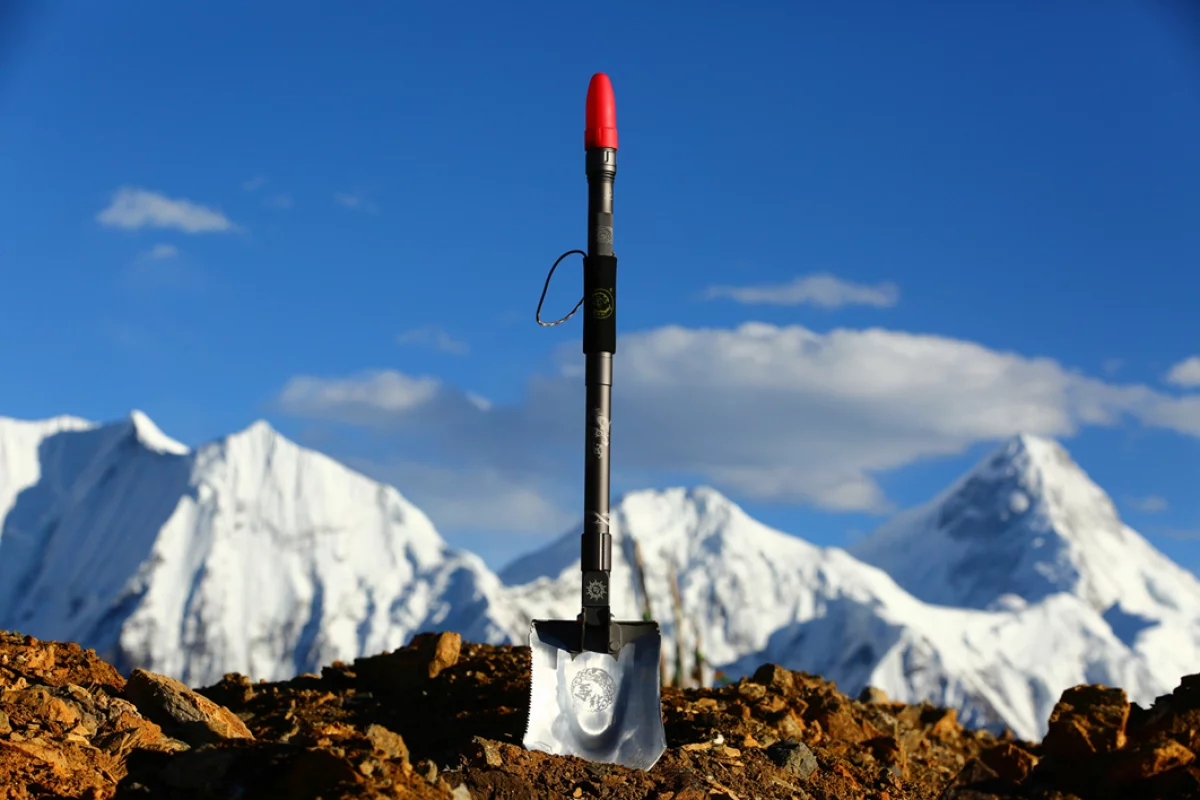Shen Ao's DG multifunctional shovel is a shorter model with a few less tools