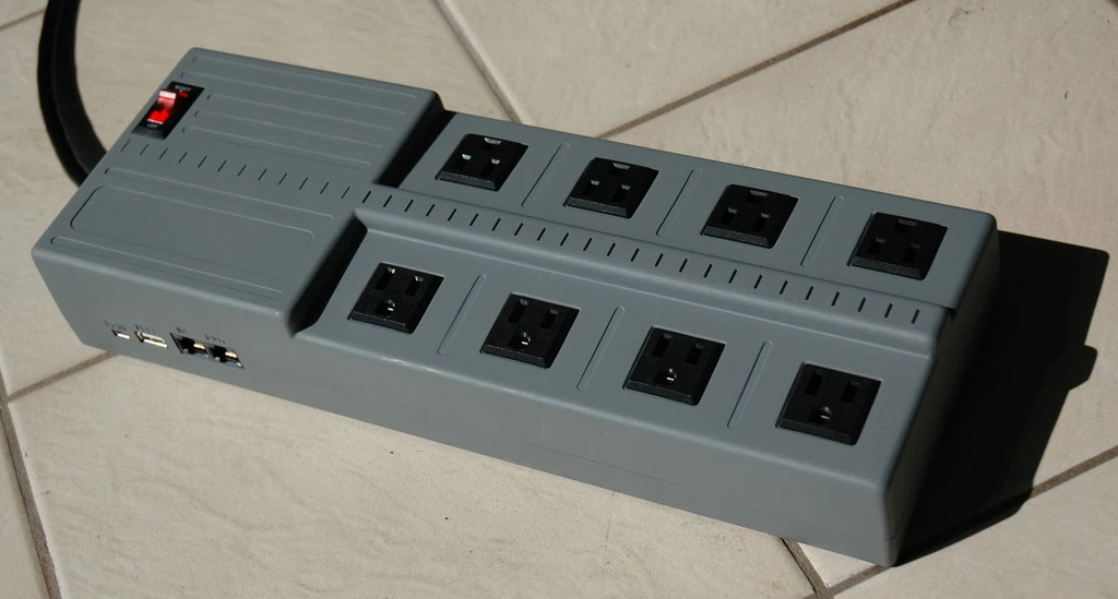 Eight fully functioning 120/240v AC outlets
