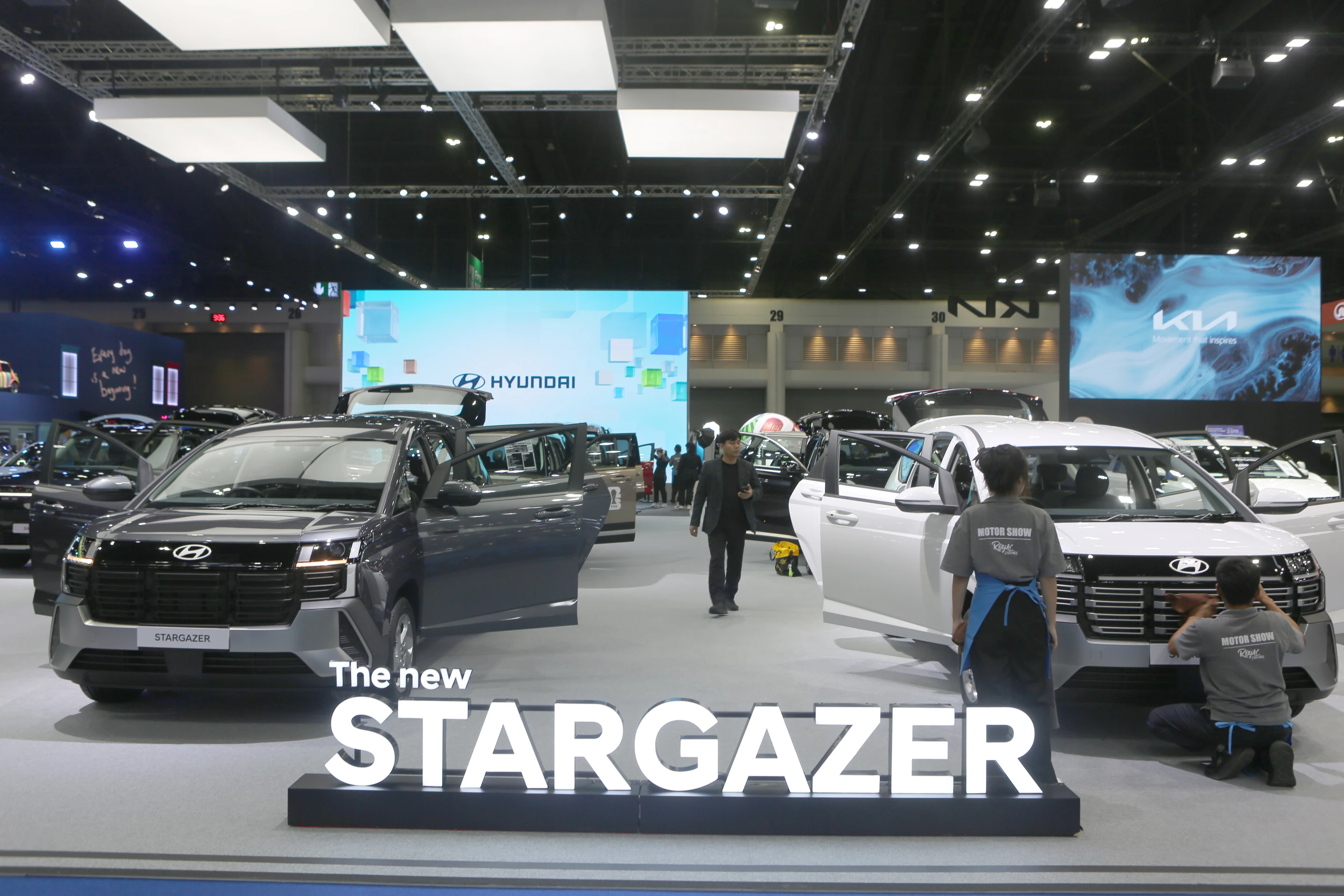 The new Hyundai Stargazer 6-seater MPV has a completely new design with a 1.5-liter engine driven though an IVT transmission, producing 113 horsepower. The special introductory price of (the equivalent of) US$22,000 for the Thai market comes with attractive financing options