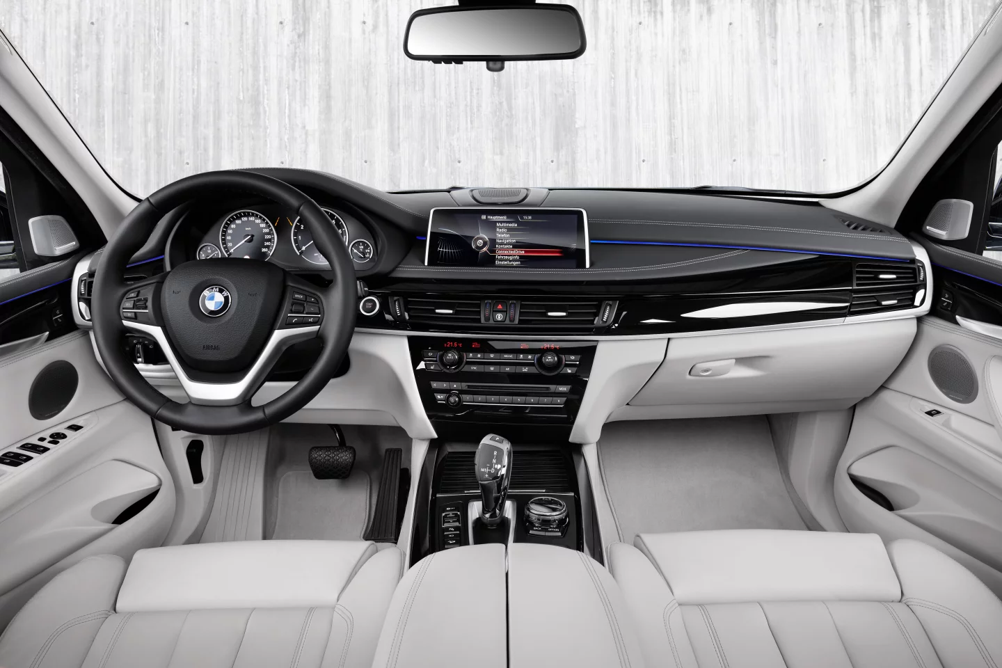The dash of the new BMW X5 xDrive40e, modern and efficient