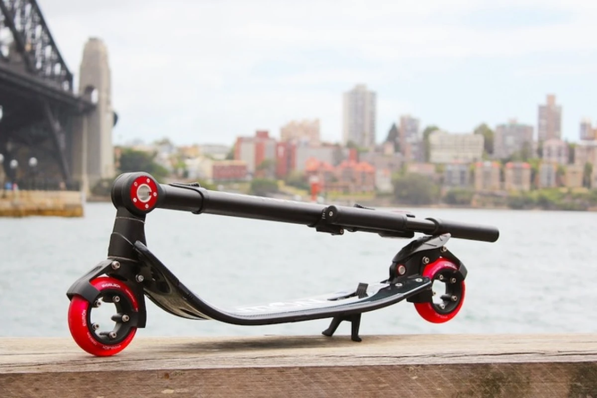 The E'lution EVO, in black carbon fiber