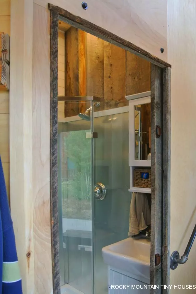 The Rusted Mountain Roost bathroom