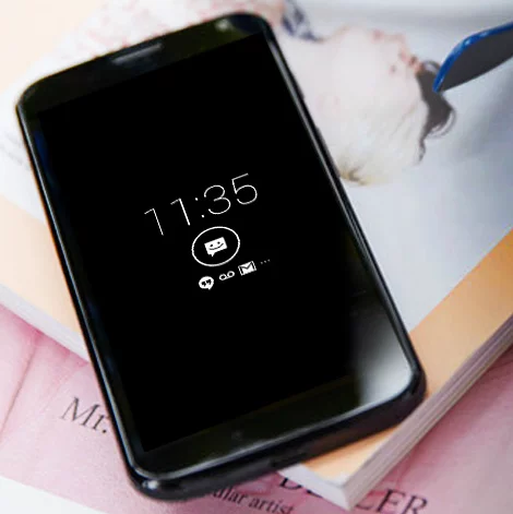 Active display shows notifications on a touchable unlock screen