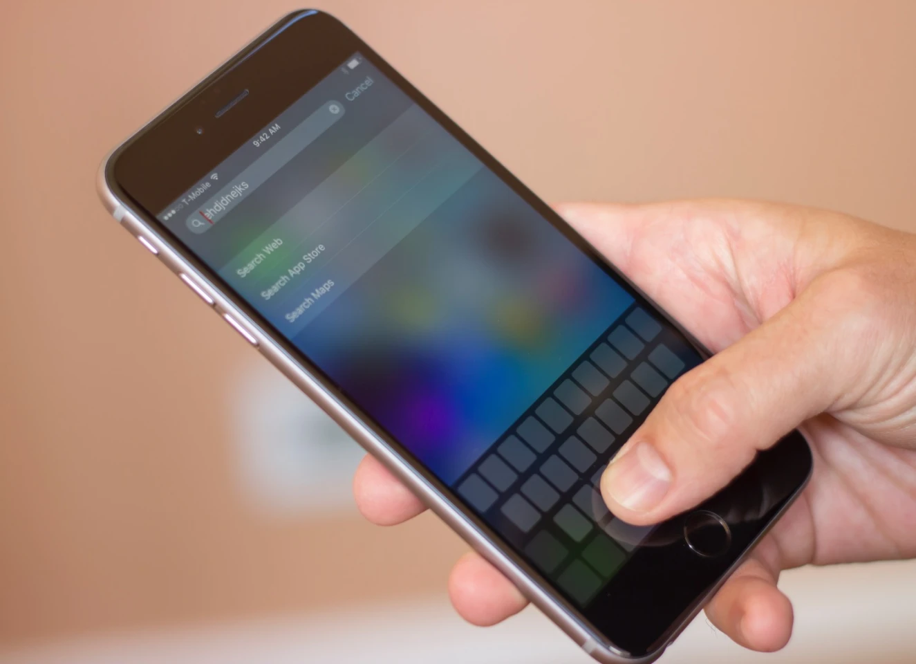 3D Touch lets you use the iOS virtual keyboard for cursor control, though we don't see why the same function with a different trigger couldn't have easily made its way to last year's iPhone 6 Plus