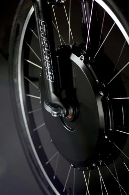 Battery pack mounted in the front wheel hub