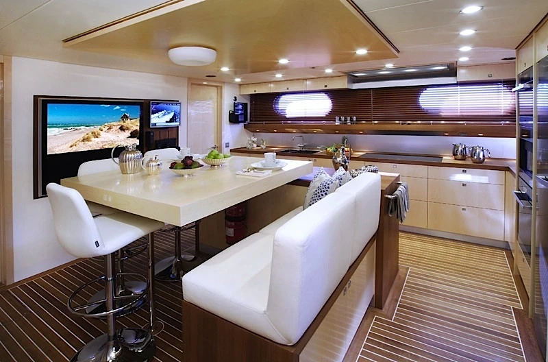 M/Y Shooting Star breakfast area