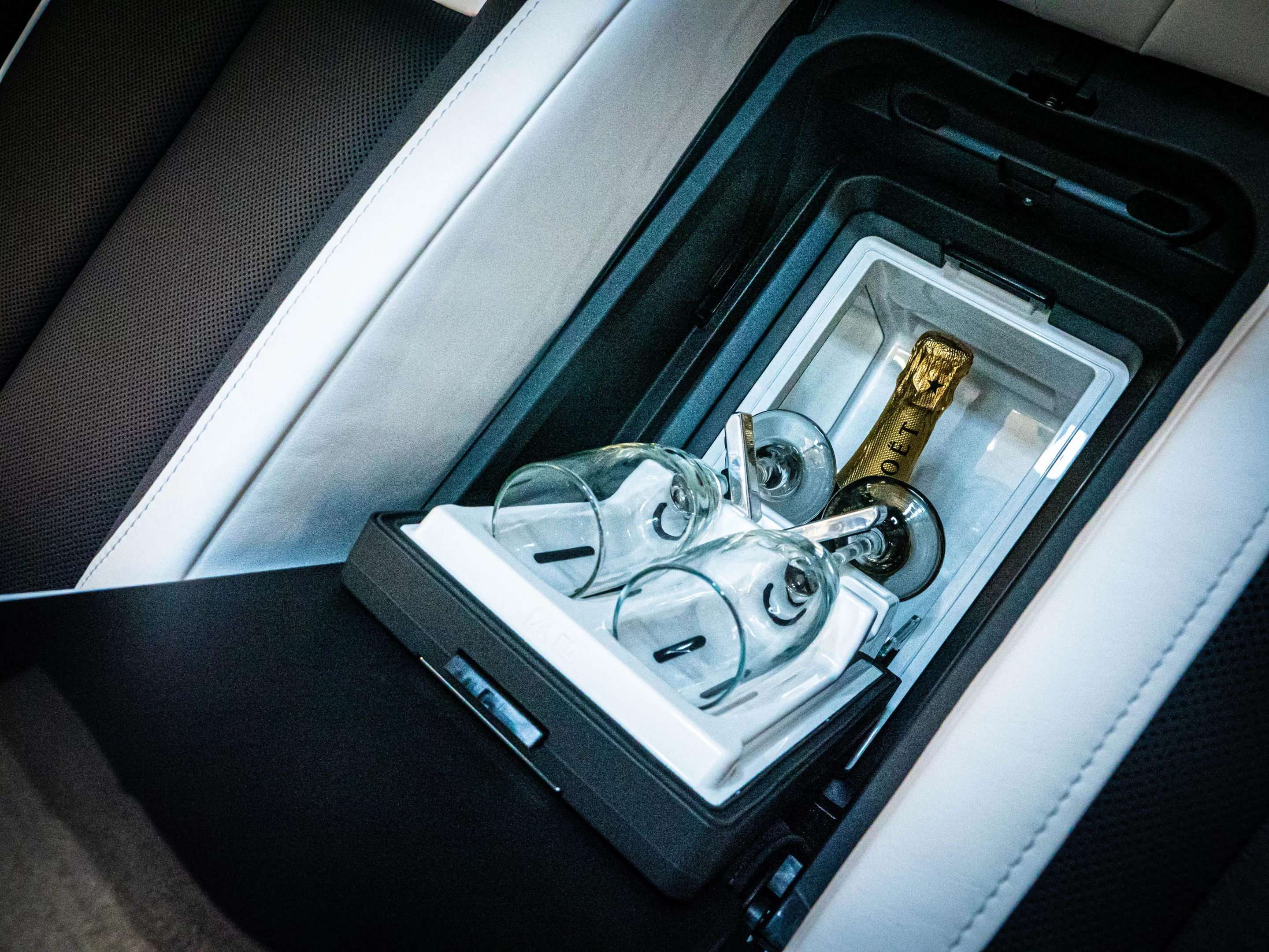 Center console champagne cooler