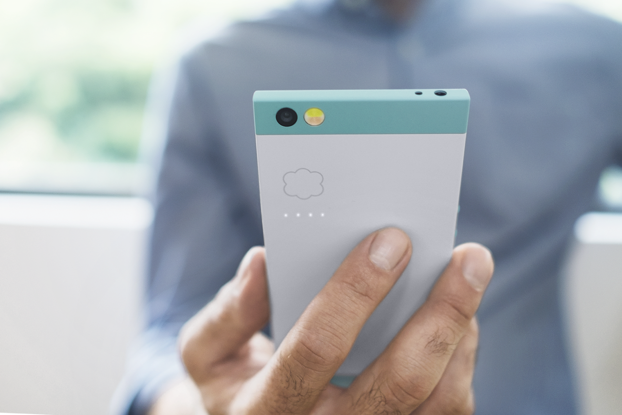 Nextbit Robin in hand