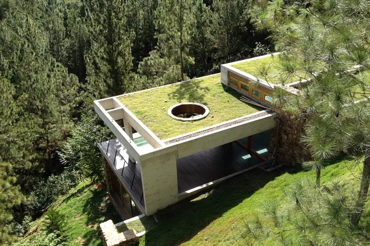 The rear sections of the RD House come into direct contact with the hillside, so are naturally kept a constantly cool temperature by the huge volume of rock (Photo: Eduardo Abreu)