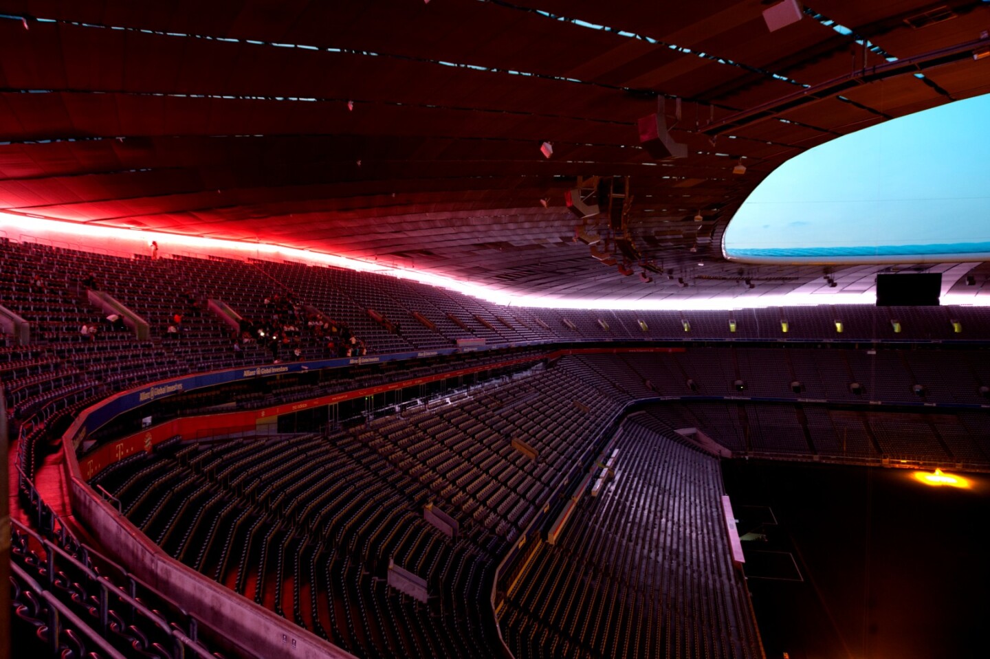 All-round lighting effects in the façade roof above the stands have also been installed