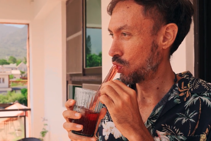 The Ice Straw is
                                    a sustainable straw made from ice,
                                    thanks to a reusable silicone mold