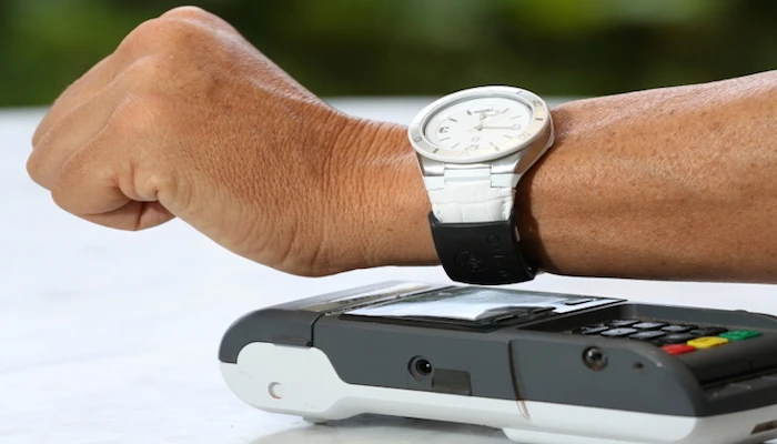 The Inamo Curl is a wearable device that brings NFC payment functionality to any watch, fitness tracker or piece of jewelry