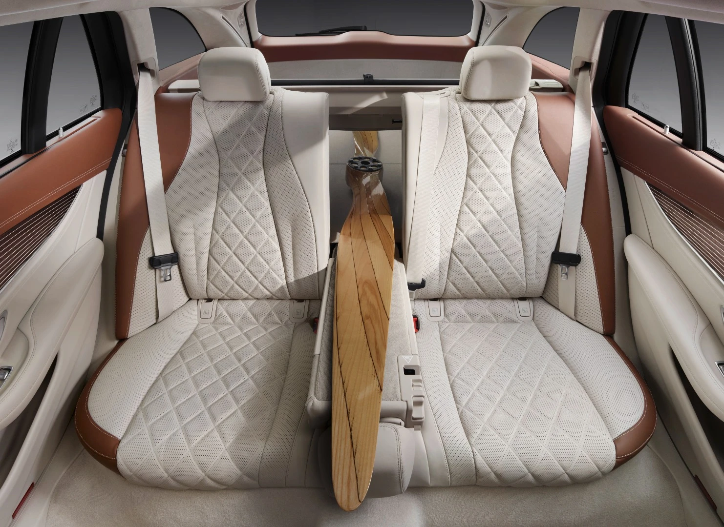 The center seats folds down for skis or, er, a propeller