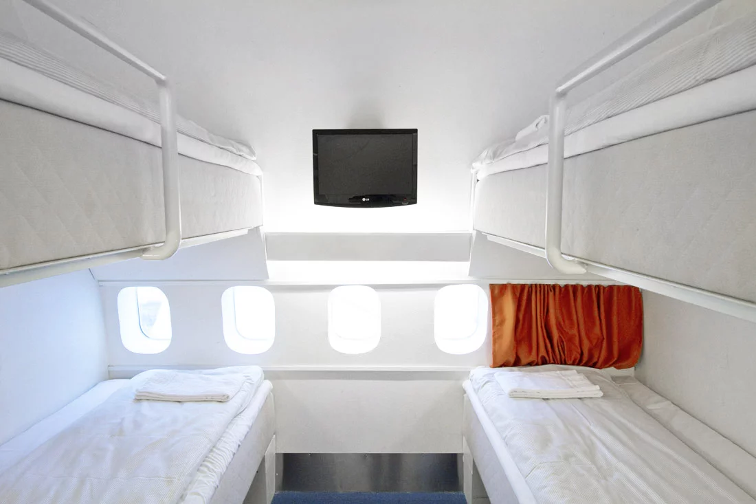 The jumbo hosts comfortable Dorm rooms, accommodating 2 or 4 people (Photo: Lioba Schneider)