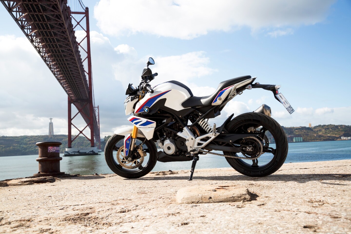The new BMW G 310 R in white, blue and red